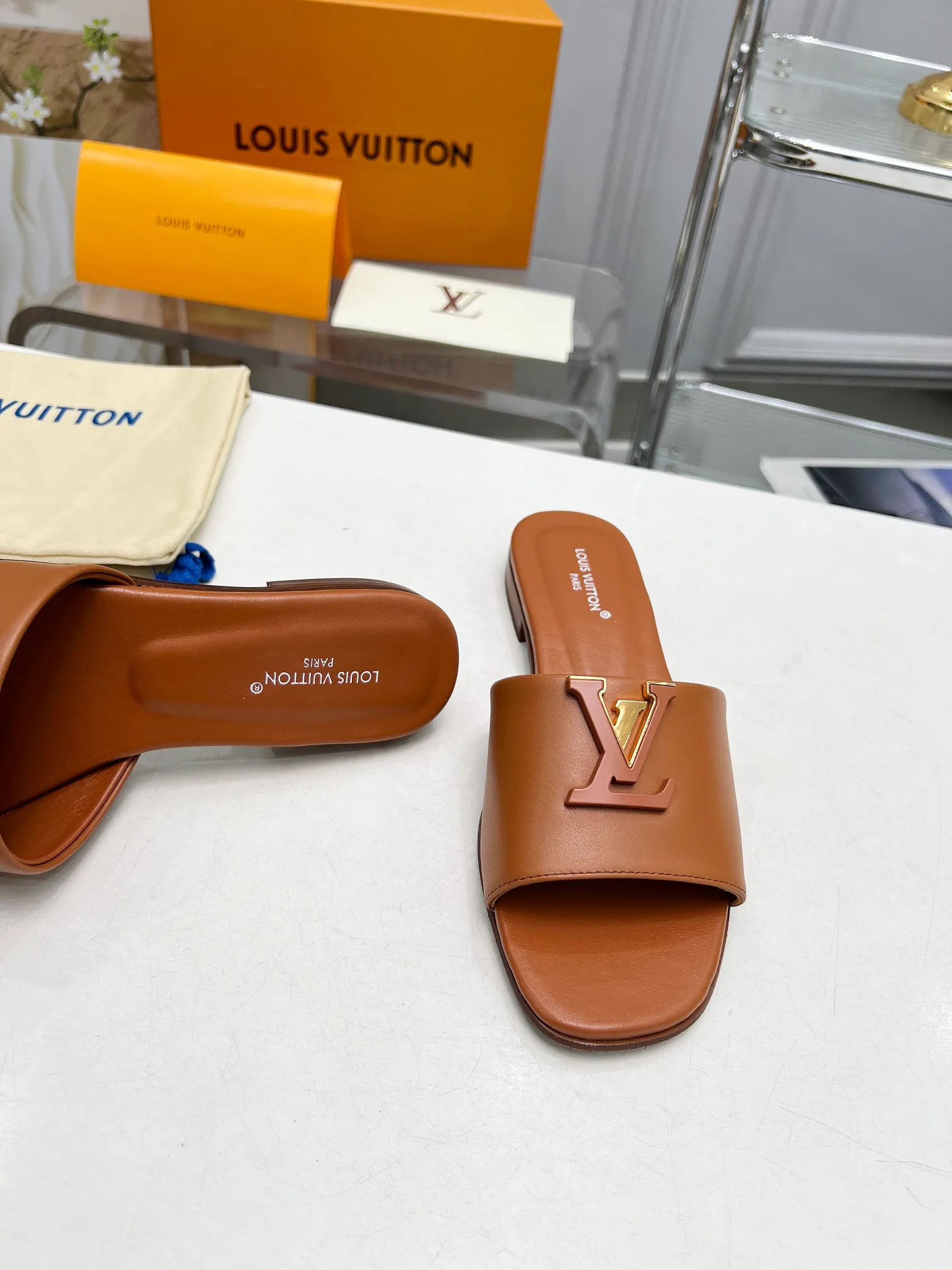 👟👟Ex-factory price 440👟👟Louis Vuitton/Louis Vuitton women's new sandals LV SUNSET COMFORT flat sandals are made of exquisite cowhide and sheepskin lining, the uppers show handicrafts, and are matched with genuine leather soles*@wearing experience. LV logo hardware buckle on upper, size 35-42